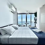 Mediterranean Dream Seafront & Parking Apartament *