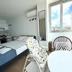 شقة Mediterranean Dream Seafront & Parking